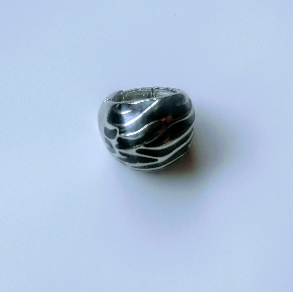 Daisy Fuentes black/silver adjustable ring